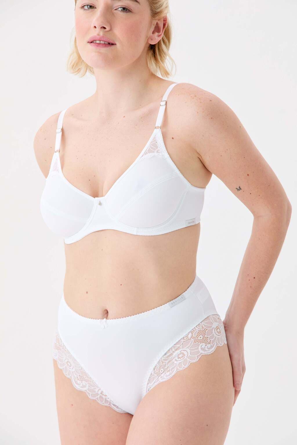 CORPIÑO CON ARCO, DE TRICOT Y DETALLE EN PUNTILLA